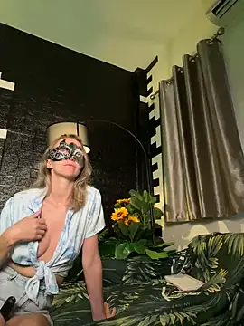 Snapshot of IzanamiTime chatting on December 27, 2024, 3:42 am IzanamiTime online show from December 27, 2024, 3:42 am