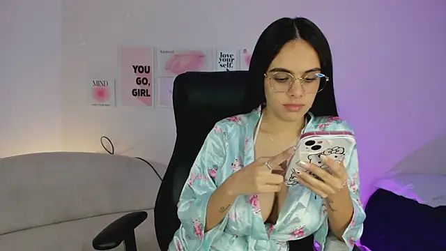Snapshot of ChloeHarper_ chatting on February 10, 2025, 4:14 pm ChloeHarper online show from February 10, 2025, 4:14 pm