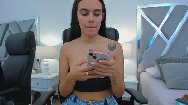 Snapshot of ChloeHarper_ chatting on March 15, 2025, 3:27 pm ChloeHarper online show from March 15, 2025, 3:27 pm