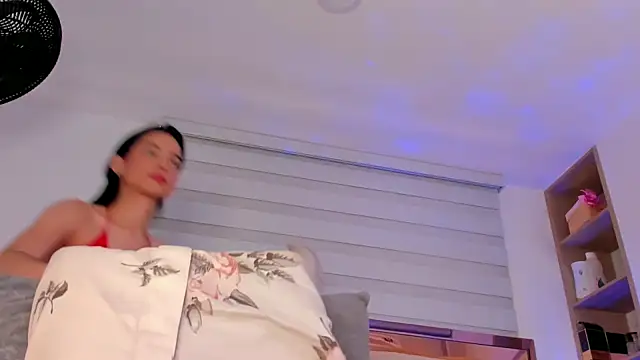 Snapshot of violetta-brown1 chatting on December 10, 2024, 2:05 am violetta-brown1 online show from December 10, 2024, 2:05 am