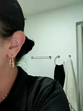 Snapshot of Lia_Hurley chatting on December 11, 2024, 12:44 pm Lia Hurley online show from December 11, 2024, 12:44 pm