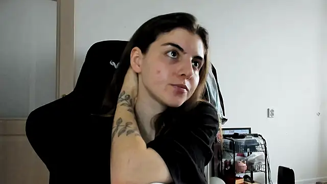 Snapshot of emmamurrr chatting on November 6, 2025, 8:37 am emmamurrr online show from November 6, 2025, 8:37 am