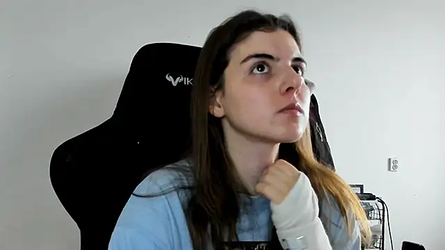 Snapshot of emmamurrr chatting on December 3, 2025, 10:46 am emmamurrr online show from December 3, 2025, 10:46 am