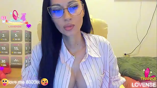 kissnicol32 online show from November 17, 2025, 4:24 pm