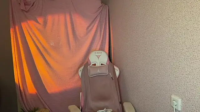 Snapshot of Katrin__kiss chatting on November 25, 2025, 5:35 pm Katrin kiss online show from November 25, 2025, 5:35 pm