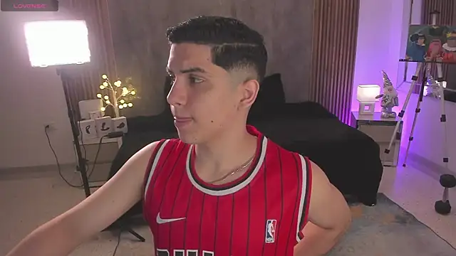 Snapshot of Brat_ chatting on December 13, 2025, 9:20 pm Brat online show from December 13, 2025, 9:20 pm