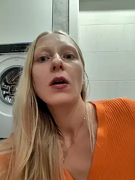 Snapshot of moon_blonde chatting on October 11, 2025, 7:01 pm moon blonde online show from October 11, 2025, 7:01 pm