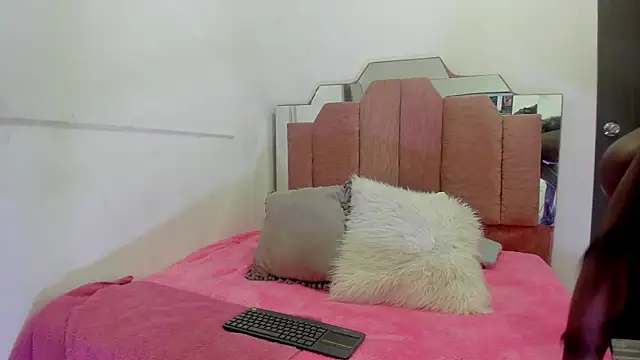 Snapshot of LoveQueen2 chatting on February 8, 2025, 11:44 am LoveQueen2 online show from February 8, 2025, 11:44 am