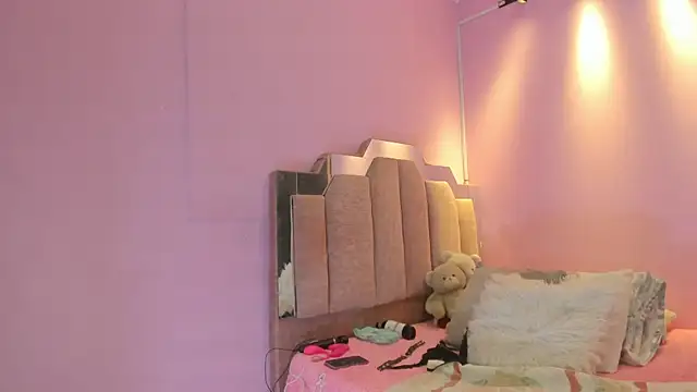 Snapshot of LoveQueen2 chatting on October 4, 2025, 11:30 am LoveQueen2 online show from October 4, 2025, 11:30 am