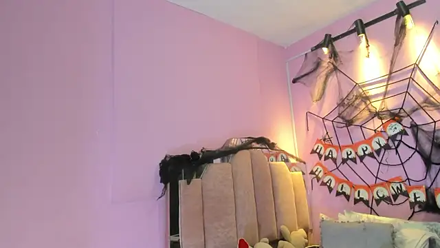 Snapshot of LoveQueen2 chatting on October 28, 2025, 11:25 am LoveQueen2 online show from October 28, 2025, 11:25 am