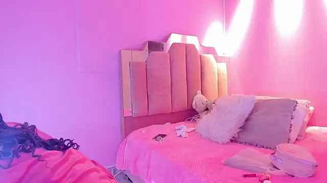 Snapshot of LoveQueen2 chatting on November 5, 2025, 12:05 pm LoveQueen2 online show from November 5, 2025, 12:05 pm