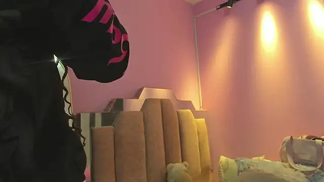 Snapshot of LoveQueen2 chatting on November 18, 2025, 12:20 pm LoveQueen2 online show from November 18, 2025, 12:20 pm