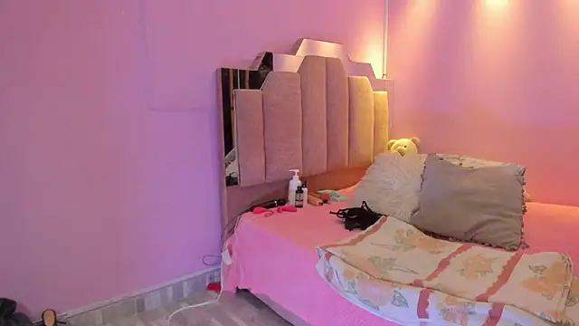 Snapshot of LoveQueen2 chatting on December 2, 2025, 12:21 pm LoveQueen2 online show from December 2, 2025, 12:21 pm