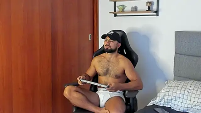 Snapshot of ethaanjones chatting on October 14, 2025, 8:20 pm ethaanjones online show from October 14, 2025, 8:20 pm