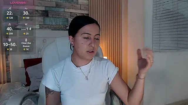 isabella smith  online show from November 6, 2025, 7:59 pm