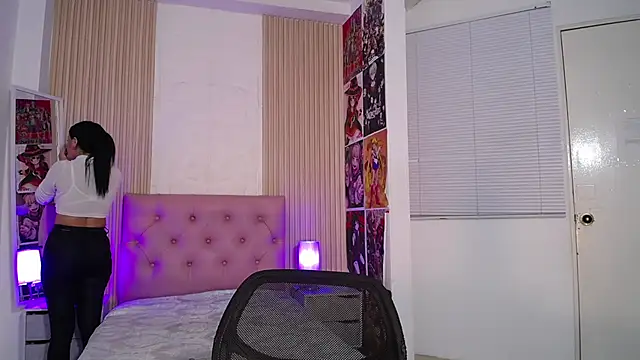 isabella smith  online show from November 7, 2025, 8:09 pm