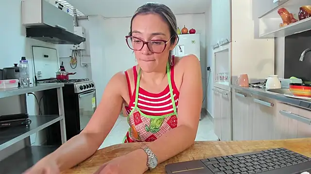 Jessica Herrera  online show from February 6, 2025, 7:51 pm