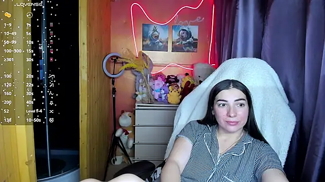 Fiery Brunette  online show from November 18, 2025, 11:03 am