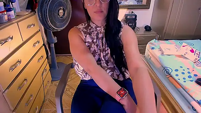 Snapshot of BitterMomXxx chatting on December 5, 2024, 3:48 am BitterMomXxx online show from December 5, 2024, 3:48 am