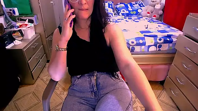 Snapshot of BitterMomXxx chatting on February 9, 2025, 2:17 am BitterMomXxx online show from February 9, 2025, 2:17 am