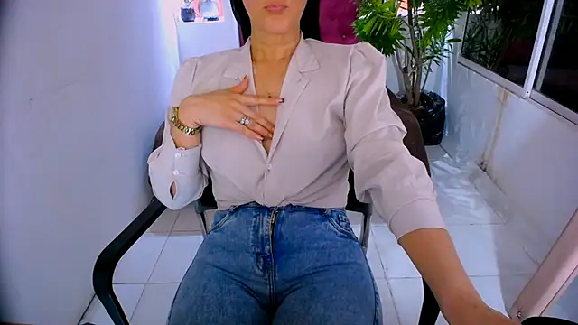 Snapshot of BitterMomXxx chatting on September 15, 2025, 1:22 pm BitterMomXxx online show from September 15, 2025, 1:22 pm