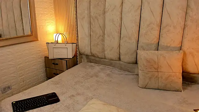 catalina  23 online show from September 29, 2025, 9:08 pm