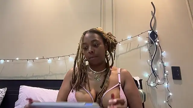 Snapshot of ChocolateCakeQueen chatting on March 15, 2025, 4:35 am ChocolateCakeQueen online show from March 15, 2025, 4:35 am