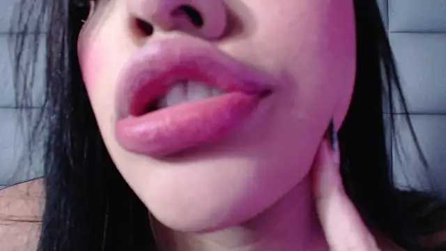 emily brontee  online show from December 20, 2024, 12:38 pm