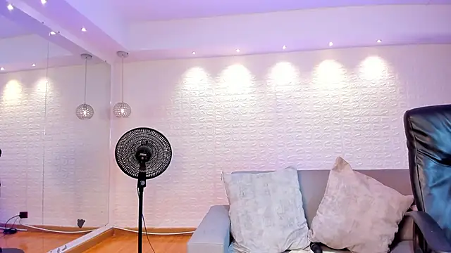 victoria mooree online show from February 3, 2025, 6:39 pm