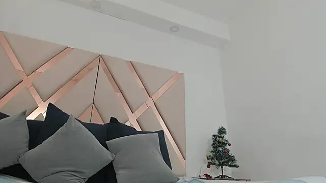 emma castilloo online show from December 15, 2025, 11:09 pm