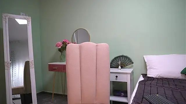 HaileyMoonn online show from October 20, 2025, 4:02 am