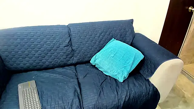 Snapshot of Luna_Dumont chatting on February 15, 2025, 6:01 pm Luna Dumont online show from February 15, 2025, 6:01 pm