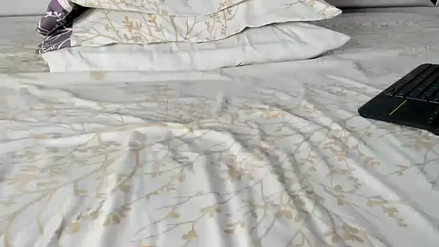 Snapshot of maybelline69 chatting on September 16, 2025, 8:21 pm maybelline69 online show from September 16, 2025, 8:21 pm