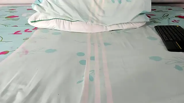 Snapshot of maybelline69 chatting on November 8, 2025, 10:04 am maybelline69 online show from November 8, 2025, 10:04 am