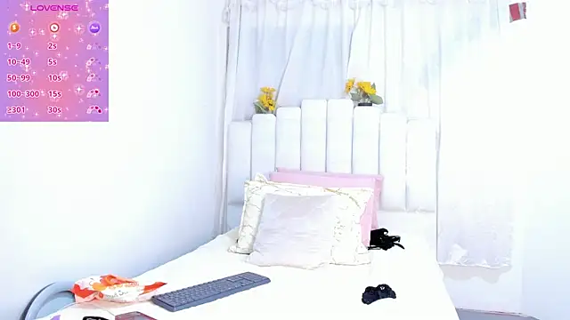 Snapshot of RoxannaBlanche chatting on September 18, 2025, 12:07 pm RoxannaBlanche online show from September 18, 2025, 12:07 pm