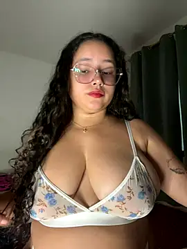 Snapshot of CurlyGirl_1 chatting on October 22, 2025, 10:31 pm CurlyGirl 1 online show from October 22, 2025, 10:31 pm