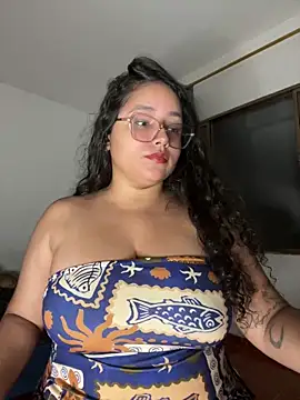 Snapshot of CurlyGirl_1 chatting on November 4, 2025, 2:10 am CurlyGirl 1 online show from November 4, 2025, 2:10 am