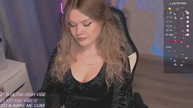 Snapshot of VeronaAura chatting on October 12, 2025, 10:31 pm VeronaAura online show from October 12, 2025, 10:31 pm