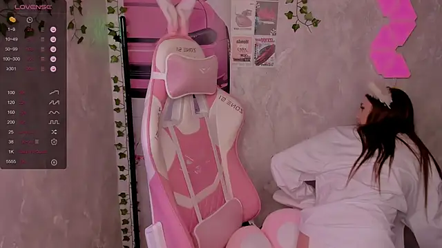 Polly  Hill online show from October 25, 2025, 9:39 am