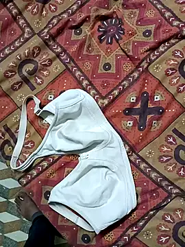 Snapshot of heartbroke13 chatting on February 14, 2025, 3:22 am heartbroke13 online show from February 14, 2025, 3:22 am