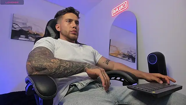 Snapshot of LucianSinclair chatting on December 25, 2024, 1:20 am LucianSinclair online show from December 25, 2024, 1:20 am