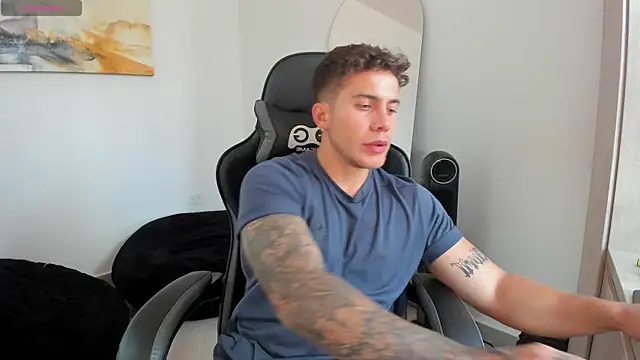 Snapshot of LucianSinclair chatting on January 25, 2025, 9:35 pm LucianSinclair online show from January 25, 2025, 9:35 pm