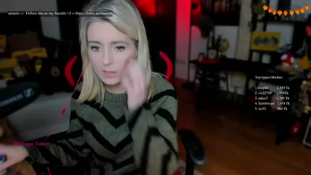 Snapshot of Lisaonthemoon chatting on October 8, 2025, 7:22 pm Lisaonthemoon online show from October 8, 2025, 7:22 pm