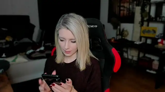 Snapshot of Lisaonthemoon chatting on October 15, 2025, 3:56 pm Lisaonthemoon online show from October 15, 2025, 3:56 pm