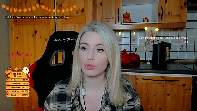 Lisaonthemoon online show from October 25, 2025, 7:41 pm