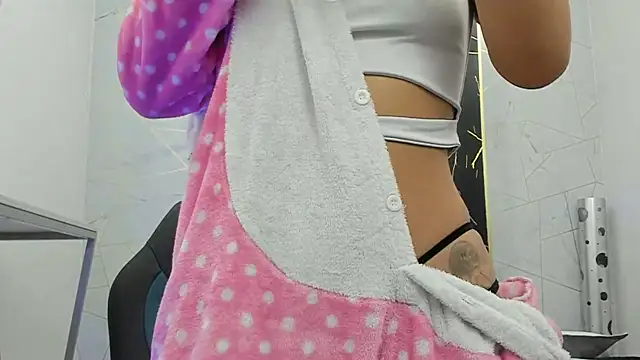 Cloeandtyfanny online show from October 29, 2025, 4:26 am