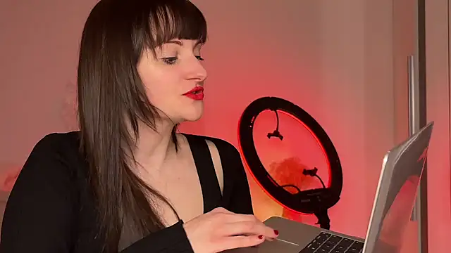 victoirenextdoor online show from January 23, 2025, 7:40 pm