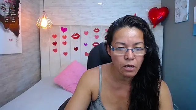 Snapshot of MaturePure chatting on March 4, 2025, 9:43 pm MaturePure online show from March 4, 2025, 9:43 pm