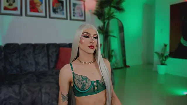 Taylor  foxxx online show from December 17, 2025, 5:57 am