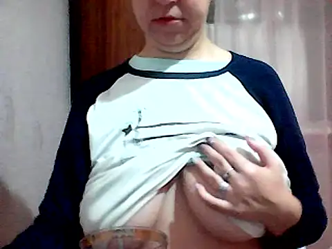 Snapshot of AnaXBerry chatting on December 5, 2024, 6:33 pm AnaXBerry online show from December 5, 2024, 6:33 pm